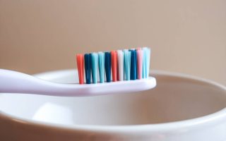 Comment bien utiliser le fil dentaire pour une hygiène impeccable